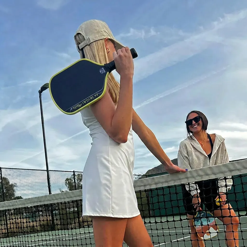 Kaksi pelaajaa padelkentällä odottamassa peliseuraa vuorolle
